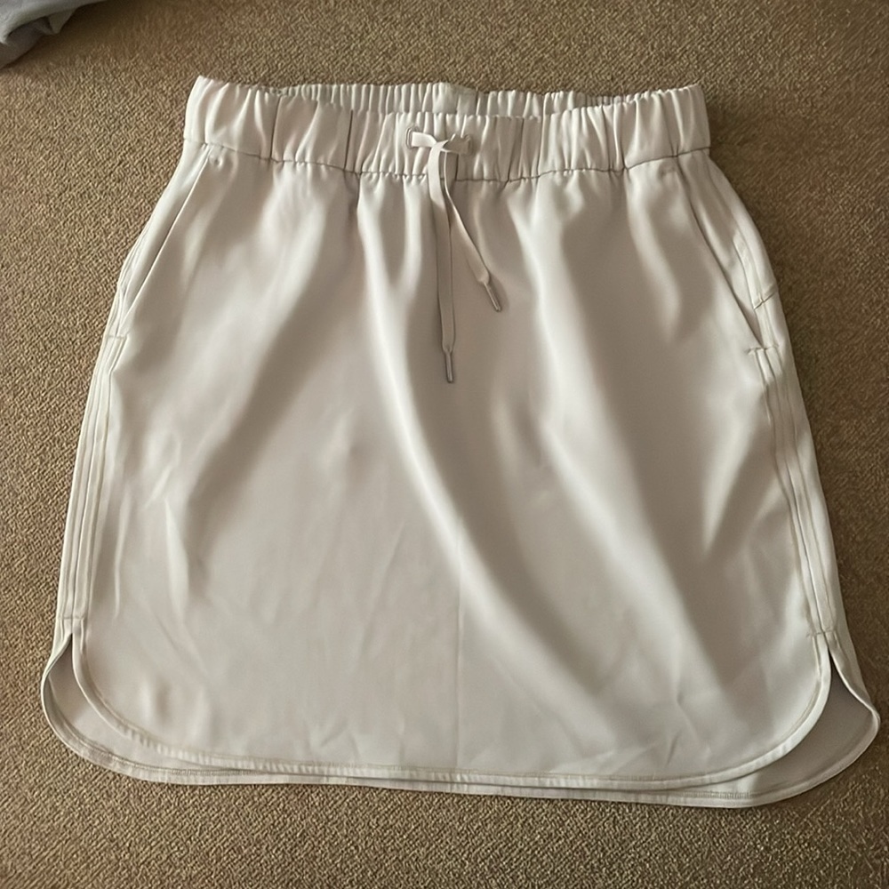 Lululemon On The Fly Skirt Woven Silverstone Size 2